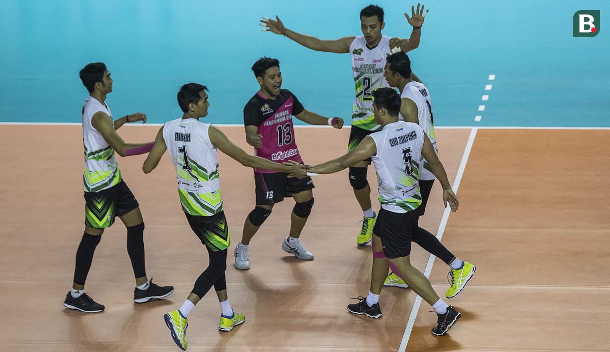 Para pevoli Indonesia merayakan kemenangan atas Jepang pada Invitation Tournament Asian Games 2018 di Tennis Indoor Senayan, Jakarta, Selasa (13/2/2018). Indonesia menang 3-2 atas Jepang. (Bola.com/Vitalis Yogi Trisna)