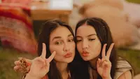 Luna Maya Bergaya Hippie Girl di Ulang Tahun Raline Shah ke-40. [@lunamaya]
