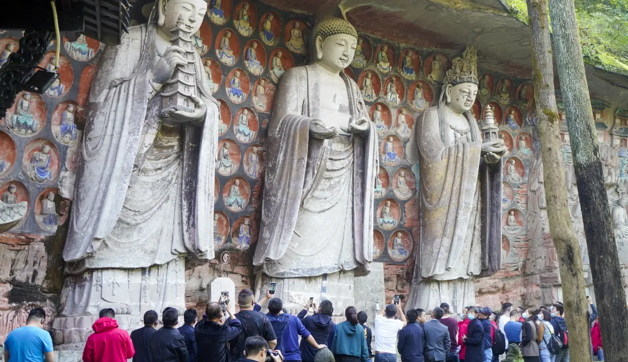 Sejumlah wisatawan mengunjungi Pahatan Batu Dazu di Distrik Dazu, Kota Chongqing, China pada 12 November 2020. Objek wisata ini mencatat peningkatan jumlah wisatawan sejak dibuka kembali pada Juni, dengan sekitar 2.000 wisatawan sehari. (Xinhua/Liu Chan)