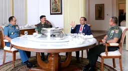 Presiden Joko Widodo (Jokowi) bersama Panglima TNI Marsekal TNI Hadi Tjahjanto (kedua kiri), KSAL Laksamana TNI Ade Supandi dan KSAD Jenderal TNI Mulyono santap siang bersama di Ruang Keluarga Gedung Induk Istana Bogor, Kamis (14/12). (dok. Setpres)