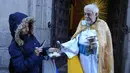 Seorang pendeta memercikkan air suci pada kura-kura di gereja San Anton selama pesta Santo Antonius, santo pelindung hewan, di Madrid, Spanyol, Selasa (17/1/2023). Pesta itu dirayakan setiap tahun di banyak bagian Spanyol dan orang-orang membawa hewan mereka ke gereja untuk diberkati. (AP Photo/Paul White)