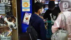 Pelanggan melihat perawatan hewan peliharaannya di salah satu toko hewan peliharaan di Jakarta, Kamis (29/10/2020). Sejumlah toko hewan peliharaan sepi pelanggan akibat DKI Jakarta masih memberlakukan PSBB transisi untuk memutus penyebaran COVID-19. (merdeka.com/Imam Buhori)