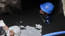 Petugas harian lepas (PHL) Sudin SDA membersihkan endapan pasir dan sampah dalam gorong-gorong di Jalan Gatot Subroto, Jakarta, Jumat (10/3). Pembersihan dilakukan karena di kawasan ini banjir selalu datang saat hujan turun. (Liputan6.com/Yoppy Renato)