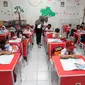 Orang tua murid menjadi guru dadakan dalam kegiatan belajar mengajar siswa dan siswi di SDN Pondok Cina 1, Depok, Jawa Barat, Senin (14/11/2022). Hingga kini, para orang tua masih berkumpul di sekolah dan meminta kepastian dari Pemerintah Kota (Pemkot) Depok. (merdeka.com/Arie Basuki)