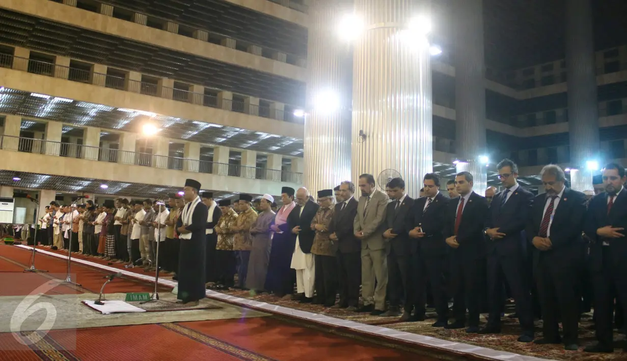 Suasana Salat Magrib di Istiqlal saat kunjungan Presiden Afganistan Mohammad Ashraf Ghani, Jakarta, Kamis (6/4). (Liputan6.com/Angga Yuniar)