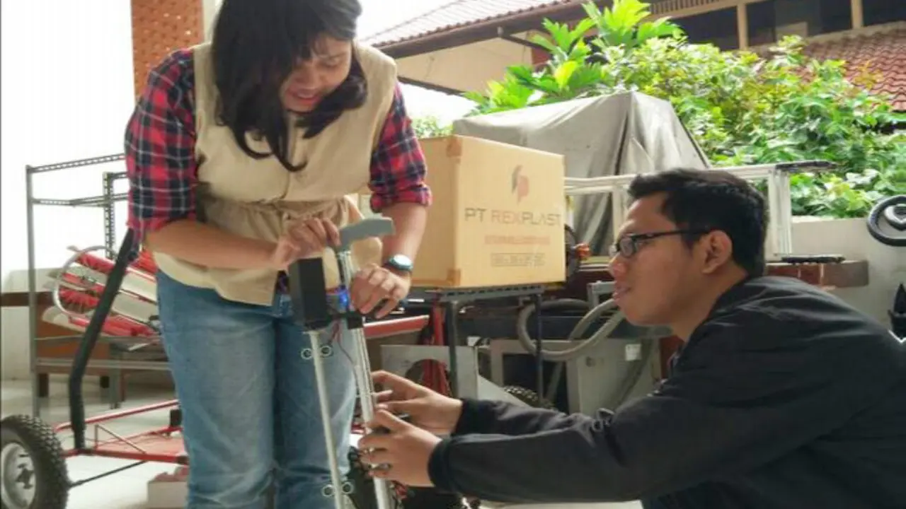 Mahasiswa UI buat tongkat elektronik untuk tunanetra.