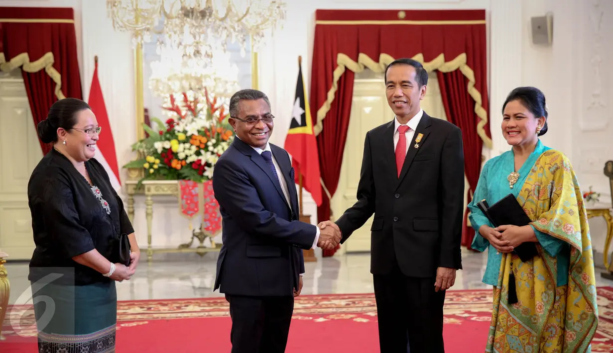 Presiden Jokowi berjabat tangan dengan PM Timor Leste Rui Maria De Araujo (kedua kiri) di Istana Merdeka, Jakarta, Rabu (26/8). Keduanya melakukan pertemuan bilateral untuk meningkatkan kerjasama Indonesia dan Timor Leste. (Liputan6.com/Faizal Fanani)