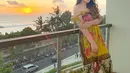 Gaya Via Vallen saat berfoto bersama matahari terbenam pun enggak kalah memesona. Pasalnya, Via mengenakan dress bernuansa kuning yang tampak kompak dengan rona sinar sunset. Selain itu, Via juga mengenakan kacamata dan high heels yang membuat penampilannya semakin modis.(Liputan6.com/IG/viavallen)