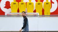 Pelatih Bayer Leverkusen, Xabi Alonso saat memimpin latihan jelang laga Grup B Liga Champions 2022/2023 di Leverkusen, Jerman, 31 Oktober 2022. (AFP/Sascha Schuermann)