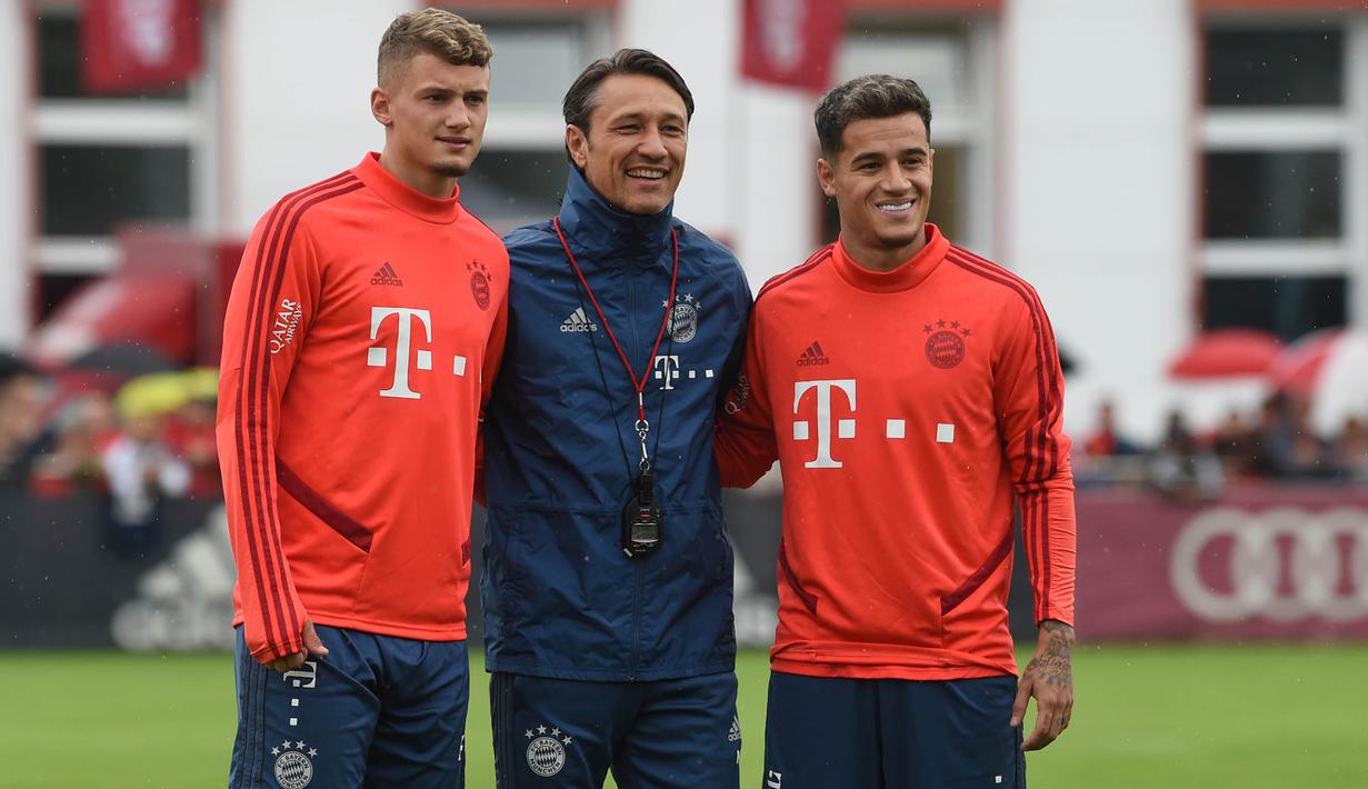 Pemain Bayern Munchen, Philippe Coutinho, foto bersama Niko Kovac dan Mickael Cuisance saat latihan perdananya di Munchen, Selasa (20/8). Bintang Brasil ini didatangkan dari Barcelona. (AFP/Christof Stache)