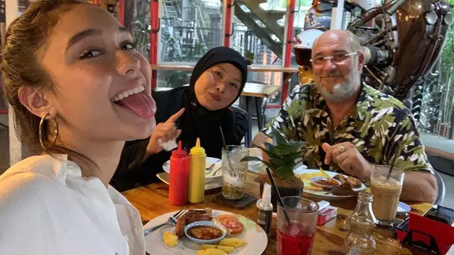 Jarang Tersorot, Ini 6 Potret Kebersamaan Yasmin Napper Bareng Ayah dan Ibunda