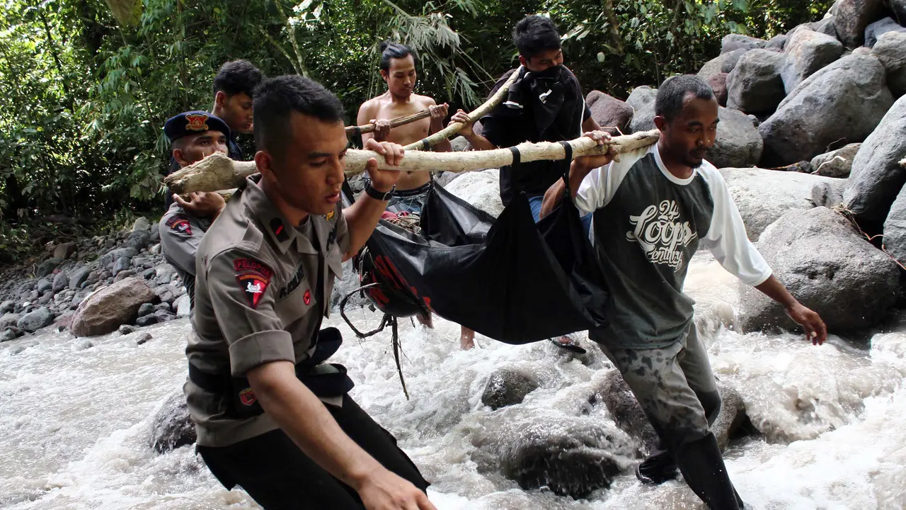 Banjir Bandang di Dua Warna