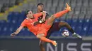 Pemain Paris Saint Germain (PSG), Presnel Kimpembe, berebut bola dengan pemain Istanbul Basaksehir, Enzo Crivelli, pada laga Liga Champions di Stadion Basaksehir Fatih Terim, Kamis (29/10/2020). PSG menang dengan skor 2-0. (Tolga Bozoglu/Pool via AP)