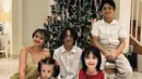Joanna Alexandra bersama anak-anaknya merayakan ulang tahun di rumah dengan mengenakan spaghetti strap dress warna keemasan. [@joanaalexandra]