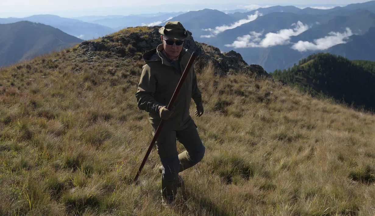 Presiden Rusia, Vladimir Putin ketika menghabiskan waktu di kawasan hutan pegunungan Siberia, pada 6 Oktober 2019. Kremlin merilis gambar Presiden Vladimir Putin saat merayakan hari ulang tahun ke-67 pada Senin (7/10/219). (Alexey DRUZHININ / Sputnik / AFP)