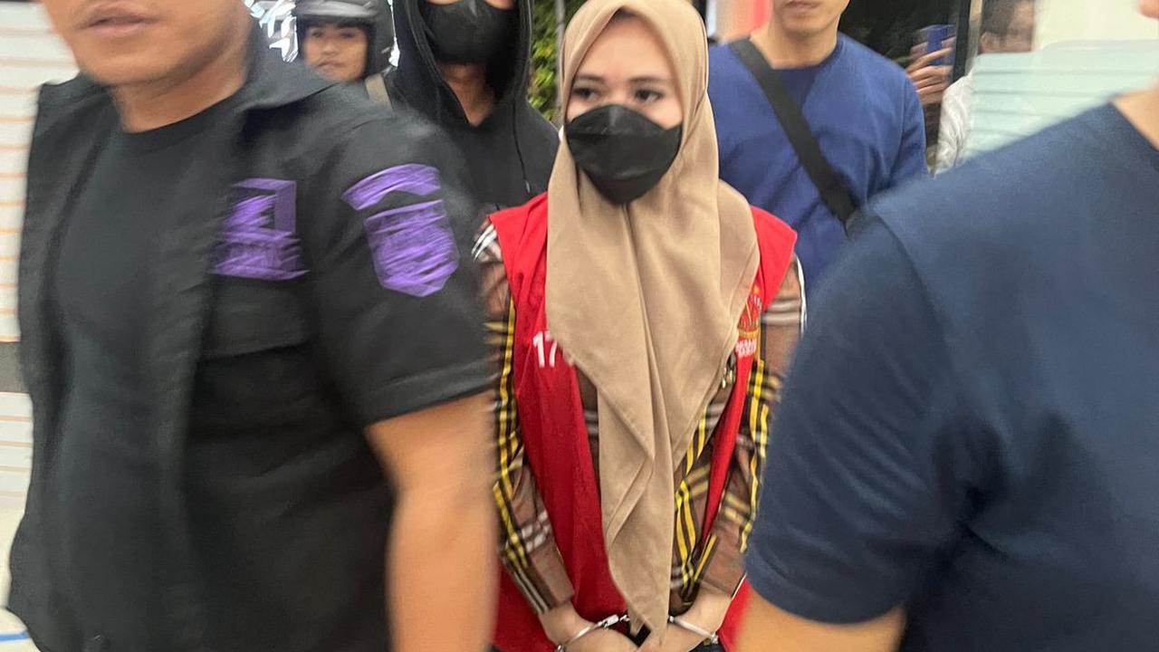 Ridhana R, tersangka dugaan korupsi pembangunan Gedung Perpustakaan Kota Makassar ditangkap sedang bersembunyi di plafon rumah tunangannya. (Liputan6.com/Eka Hakim)