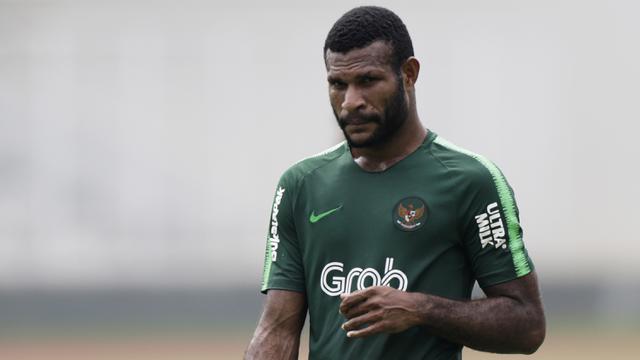 Pemain Timnas Indonesia U-22, Marinus Wanewar, mengamati instruksi. (Bola.com/Yoppy Renato)