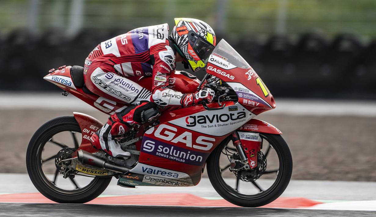 Adalah pembalap Moto3, Izan Guevara, yang motornya kotor akibat pasir dan debu saat melakukan latihan bebas pertama di Sirkuit Mandalika. (twitter/Aspar Team)