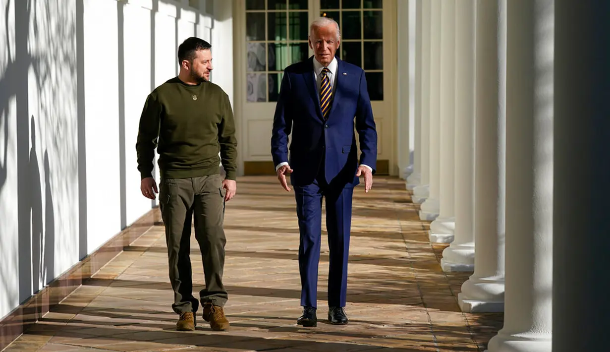Presiden Amerika Serikat Joe Biden dan Presiden Ukraina Volodymyr Zelenskyy berjalan di sepanjang barisan tiang Gedung Putih, Washington, Amerika Serikat, 21 Desember 2022. Biden mengatakan, AS dan Ukraina akan terus memproyeksikan pertahanan bersama, karena Rusia melancarkan serangan brutal terhadap hak Ukraina untuk hidup sebagai sebuah bangsa. (AP Photo/Patrick Semansky)