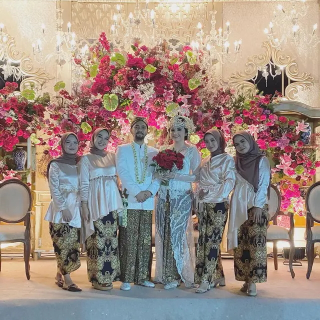 6 Momen Pernikahan Tirani Dwitasari 'Cewek Cantik' Viral di Google