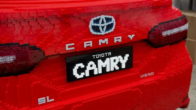 Keren, Toyota Camry Ini Dibangun dari Setengah Juta Lego (foto: Paultan)