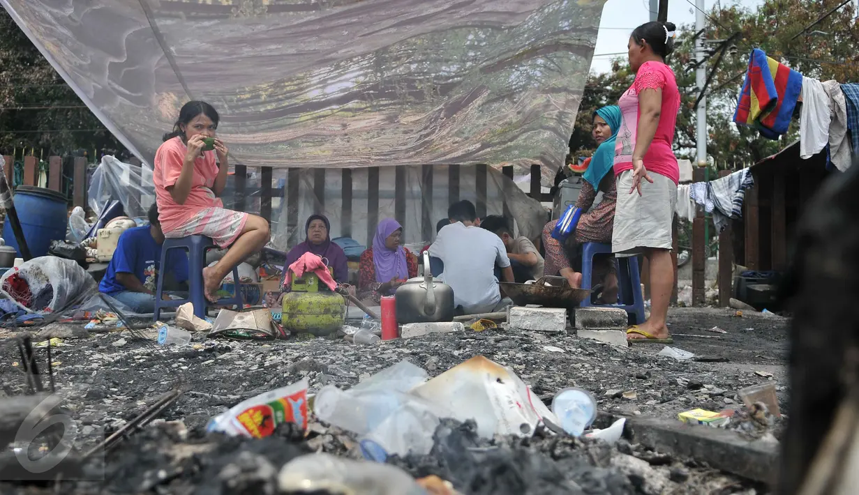 Sejumlah warga memilih bertahan di dekat lokasi kebakaran di Tambora, Jakarta, Senin (28/9/2015). Mereka menolak direlokasi karena sudah puluhan tahun menetap di lokasi tersebut. (Liputan6.com/Gempur M Surya) 