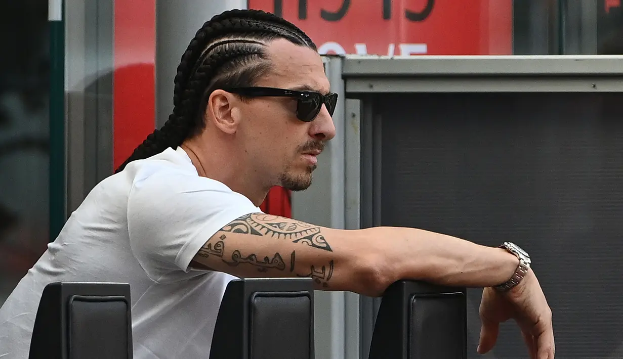 Pemain AC Milan, Zlatan Ibrahimovic terlihat di bangku cadangan saat laga pekan ke-34 Liga Italia 2022/2023 antara AC Milan melawan Lazio di San Siro, Milan, Sabtu (06/05/2023). Pemain asal Swedia tersebut harus menepi dari lapangan akibat cedera betis. (AFP/Isabella Bonotto)
