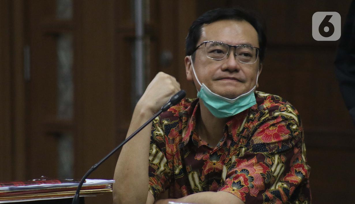 Terdakwa kasus dugaan korupsi di PT Asuransi Jiwasraya dari kalangan pengusaha, Benny Tjokrosaputro saat menjalani sidang lanjutan di Pengadilan Tipikor Jakarta, Senin (6/7/2020). Sidang mendengar keterangan saksi. (Liputan6.com/Helmi Fithriansyah)