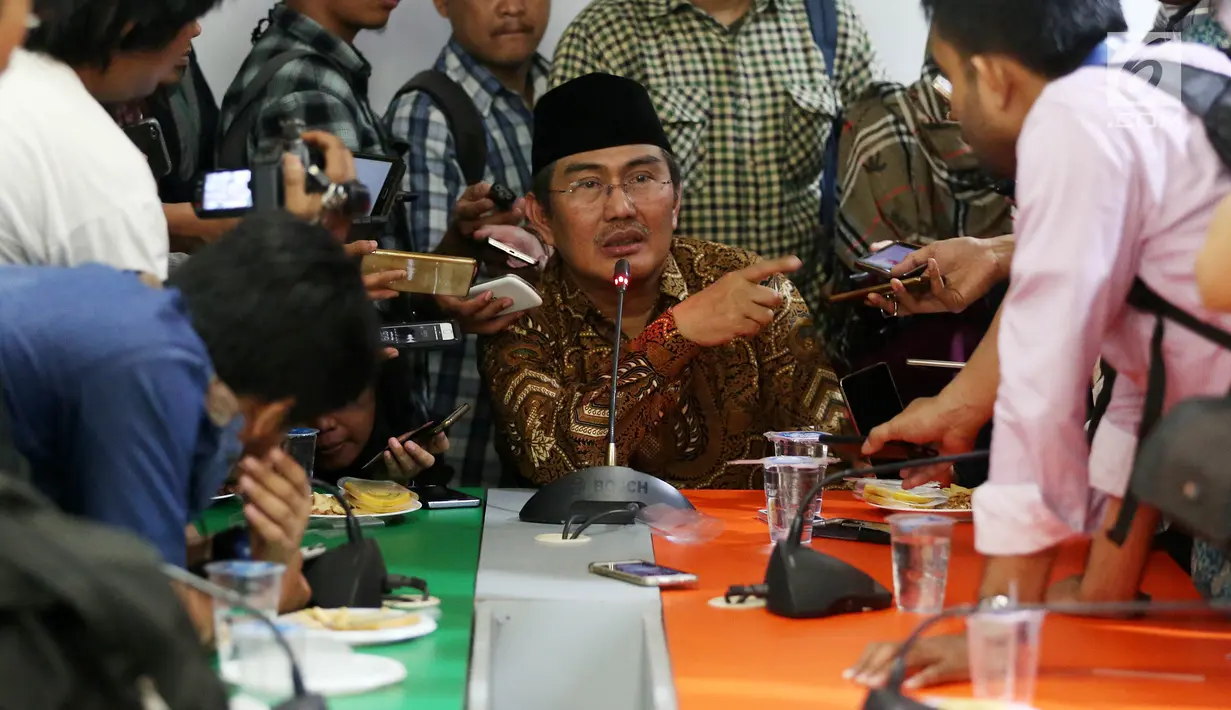 Ketua Umum Ikatan Cendekiawan Muslim Indonesia (ICMI) Jimly Asshiddiqie dalam diskusi bersama media di kantor ICMI, Jakarta, Rabu (9/8). ICMI menyoroti kondisi kebangsaan terkini seperti Pembubaran HTI dan Polemik UU Pemilu. (Liputan6.com/Johan Tallo)