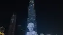 Potret Ratu Elizabeth II dari Inggris diproyeksikan di Burj Khalifa, gedung tertinggi di dunia, di Dubai, Uni Emirat Arab, Minggu (11/9/2022). Orang-orang di seluruh dunia memberikan penghormatan mereka kepada Ratu Elizabeth II, Raja Inggris yang paling lama memerintah selama 70 tahun. (Ryan LIM / AFP)
