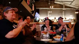 Pendukung Partai Demokrat terlihat serius menyaksikan debat Capres AS Donald Trump dan Hillary Clinton di Sebuah Restoran di Meksiko, (19/10). Menurut Consulta Mitofsky Mayoritas warga Meksiko cenderung mendukung Hillary Clinton. (Reuters/Carlos Jasso)