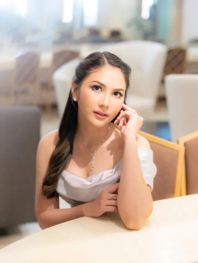 Potret Jessica Mila dengan Gaun Beraksen Transparan Ini Disebut Makin Menawan
