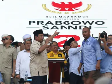 Capres nomor urut 02, Prabowo Subianto saat berorasi di depan pendukungnya di area Stadion Pakansari, Kab Bogor, Jumat (29/3). Kampanye terbuka itu dihadiri sejumlah tokoh partai politik yang tergabung dalam Koalisi Indonesia Adil Makmur. (Liputan6.com/Helmi Fithriansyah)