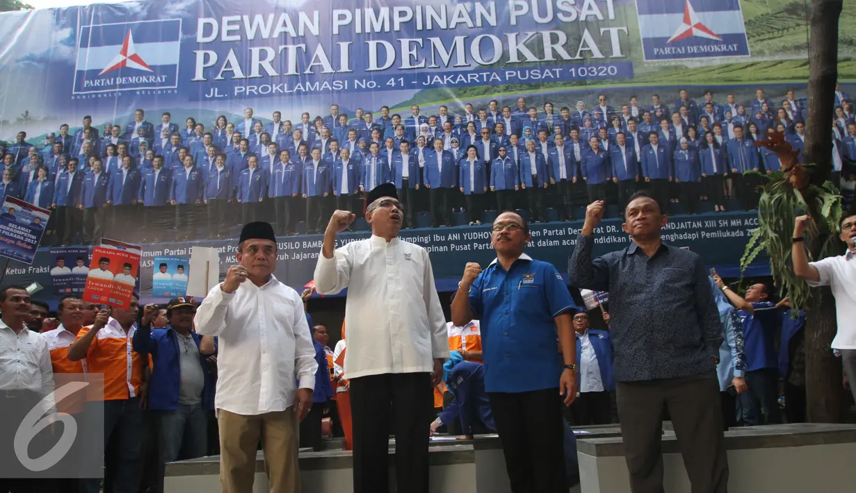 Ki-ka: Irwandi Yusuf, Nova Iriansyah, Suhardi Duka dan Kalma Katta ketika menghadiri acara deklarasi dan penandatanganan pakta integritas di Kantor DPP Partai Demokrat, Jakarta, Jumat (5/8). (Liputan6.com/Gempur M Surya)