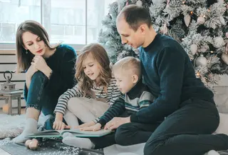 Ajari anak untuk mengelola keuangan dengan bijak. (unsplash.com/@annhwa)