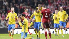Pemain Swedia Zlatan Ibrahimovic (kiri) merayakan kemenangan usai laga kualifikasi piala Eropa Prancis 2016 di Stadion Parken, Kopenhagen,Rabu (18/11/2015) dini hari WIB.  (AFP Photo/Jonathan Nackstrand) 