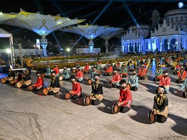 Penari membawakan tarian tradisional Rapa'i Geleng saat pembukaan Festival Ekonomi Syariah Sumatera di depan Masjid Raya Baiturrahman, Banda Aceh, Aceh, 4 Agustus 2022. (Chaideer MAHYUDDIN/AFP)