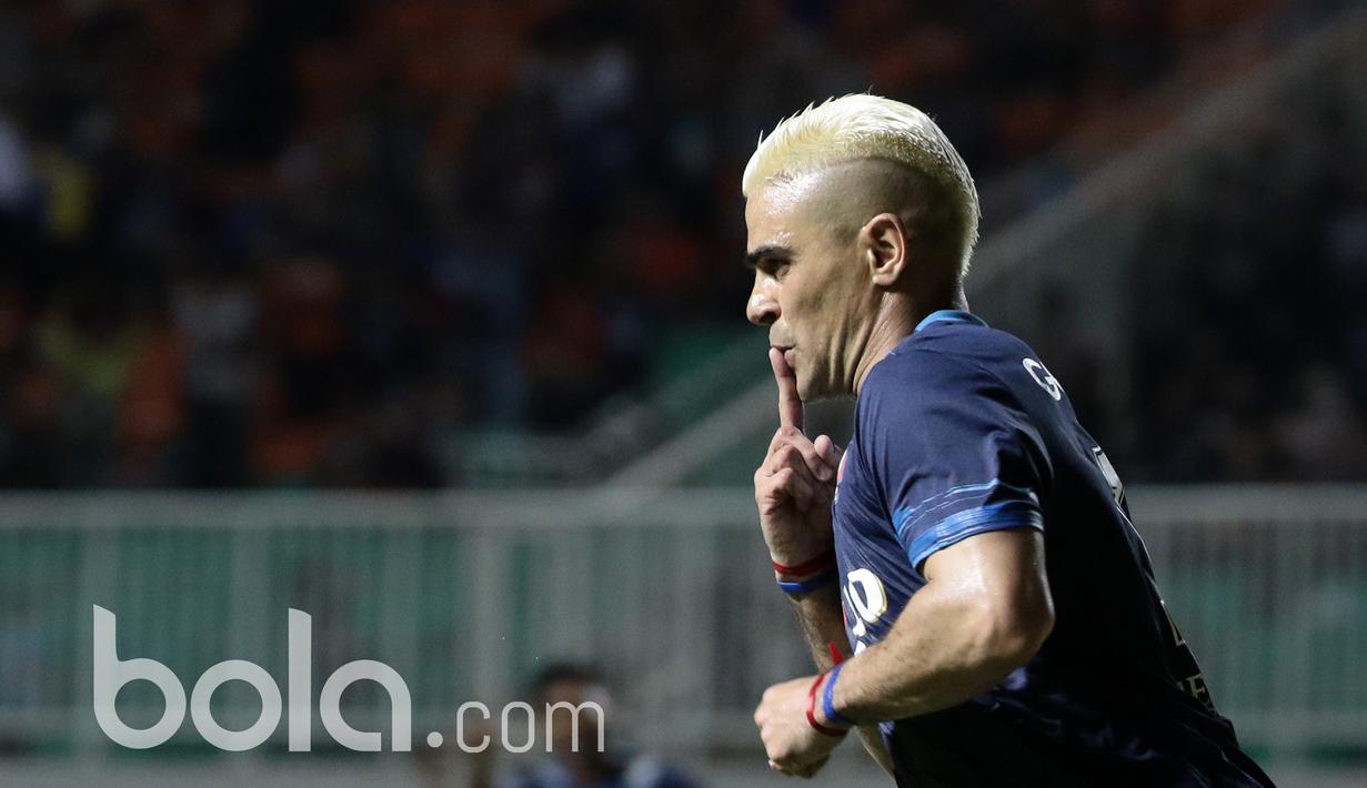 Christian Gonzales merayakan gol ketiga ke gawang Pusamania Borneo FC  pada Final Piala Presiden 2017 di Stadion Pakansari, Bogor, Minggu (12/3/2017). (Bola.com/Nicklas Hanoatubun)