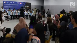 Penumpang Moda Raya Terpadu (MRT) melihat penampilan Orkes Tiup Jepang Jakarta di Stasiun Bundaran HI, Minggu (21/7/2019). Aksi Orkes Tiup Jepang yang terdiri dari instrumen tiup, kuningan dan perkusi oleh warga Jepang yang tinggal di Jakarta ini merupakan hiburan gratis. (Liputan6.com/Johan Tallo)