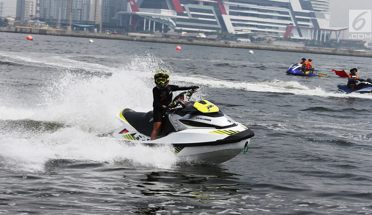 Peserta saat beraksi bermain jetski dalam kejuaraan Bhayangkara Cup Jetski Round 1 di Pantai Mutiara Pluit, Jakarta, Minggu (23/07). Acara tersebut dibuka oleh Wakil Kapolri Komjen Pol Syafruddin. (Liputan6.com/Fery Pradolo) 
