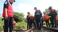 Petugas PT KAI Daop 9 Jember cek kondisi rel kereta api, untuk mengantaisipasi datangnya musim penghujan (Istimewa)