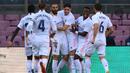 Para pemain Real Madrid melakukan selebrasi setelah mencetak gol ke gawang Barcelona pada laga La Liga bertajuk El Clasico di Nou Camp, Sabtu (24/10/2020). Barcelona harus menelan pil pahit kalah 1-3 dari musuh bebuyutannya Real Madrid di kandang sendiri, Nou Camp.  (LLUIS GENE/AFP)