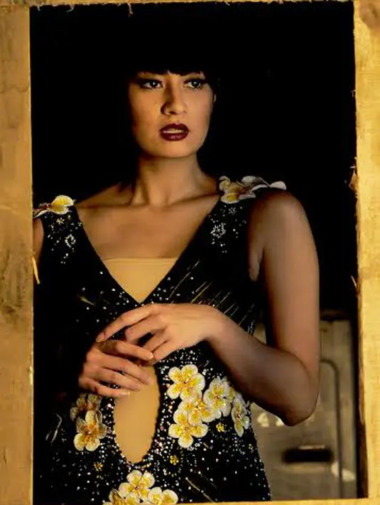 Banyak bunga di tubuh Vicky Monica. Tapi Vicky menjadi bunga utamanya.  