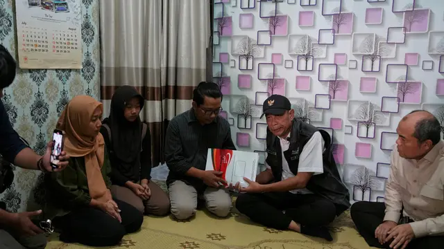 Wamensos Agus Jabo Takziah dan Serahkan Santunan ke Keluarga Korban Demo di Yogyakarta