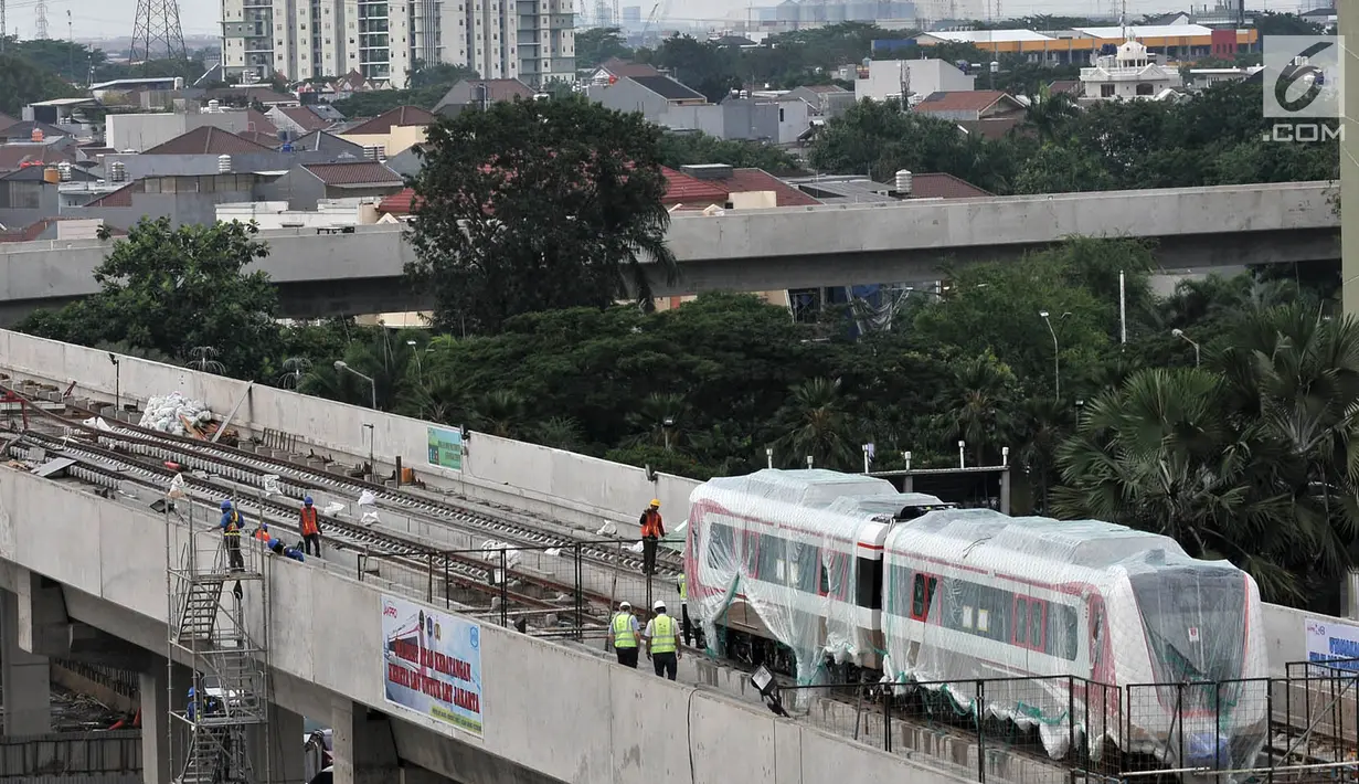 Aktivitas pekerja proyek pengerjaan Light Rail Transit (LRT) di Jalur Section 5A, Kelapa Gading, Jakarta Utara, Rabu (18/4). Uji coba LRT untuk memastikan transportasi tersebut dapat mendukung pagelaran Asian Games 2018. (Merdeka.com/Iqbal Nugroho)