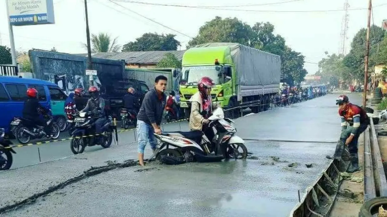 [Bintang] Nggak Sabaran, Ibu Ini Lewati Jalan Masih Dicor, Begini Hasilnya