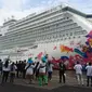 Genting Dream Cruise, kapal pesiar mewah asal Hong Kong berlabuh di Terminal Penumpang Gapura Surya Nusantara, Dermaga Jamrud Utara, Pelabuhan Tanjung Perak Surabaya, Selasa (12/12). (Liputan6.com/ Dian Kurniawan).