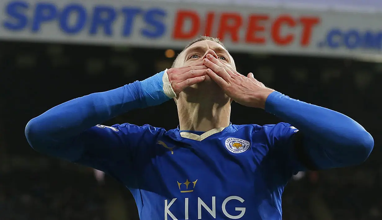 Penyerang Leicester, Jamie Vardy, melakukan selebrasi usai bobol gawang Newcastle pada laga Liga Premier Inggris di Stadion St James Park, Inggris, Sabtu (21/11/2015). (AFP Photo/Lindsey Parnaby)