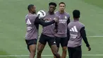 Aurelien Tchouameni tampak dalam latihan skuad Real Madrid menjelang laga El Clasico melawan Barcelona pada Sabtu (09/05/2026) waktu setempat. (AFP/Oscar Del Pozo)