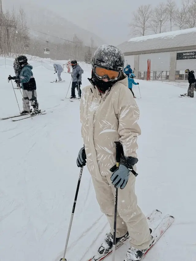 6 Potret Anggika Bolsterli Main Ski di Jepang saat Hamil 5 Bulan,